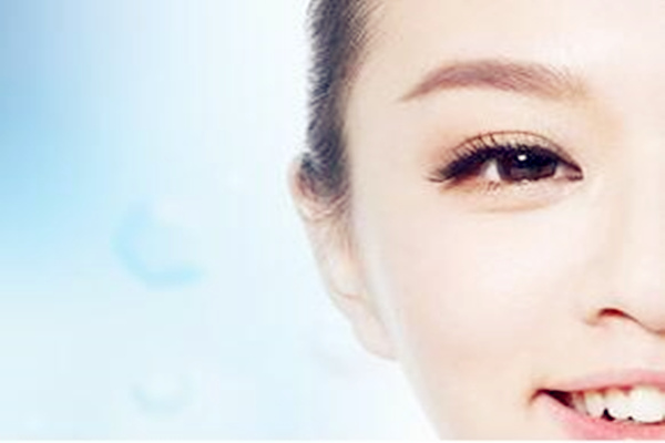 ​显年轻的女人八字