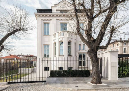 大门对着大树的风水好吗