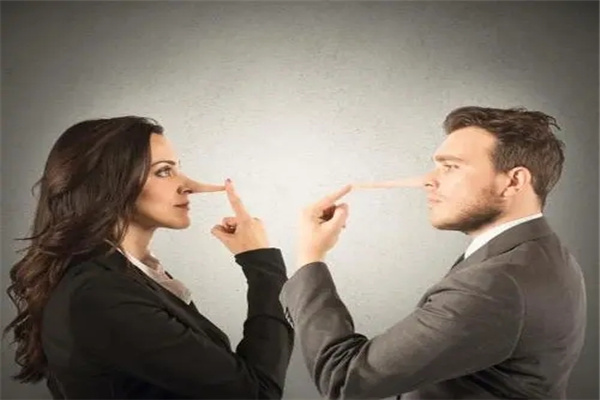 经常说谎的女人面相