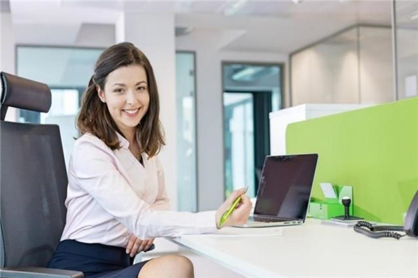 女性办公桌上开事业运布局风水