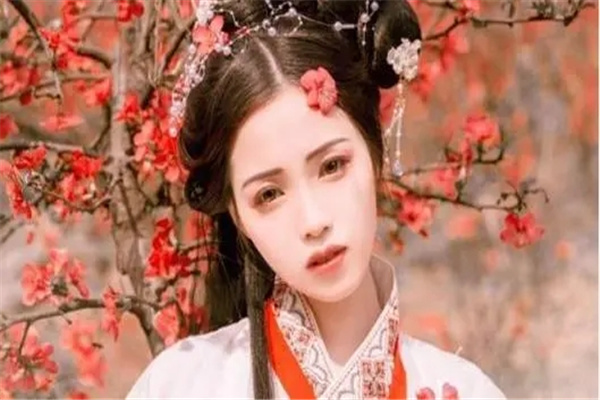 桃花泛滥的女性长相特征