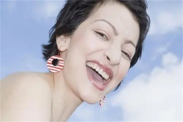 ​为人豪爽大方外向的八字特征