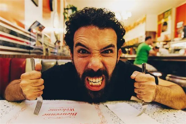 性格古怪的人的八字特点