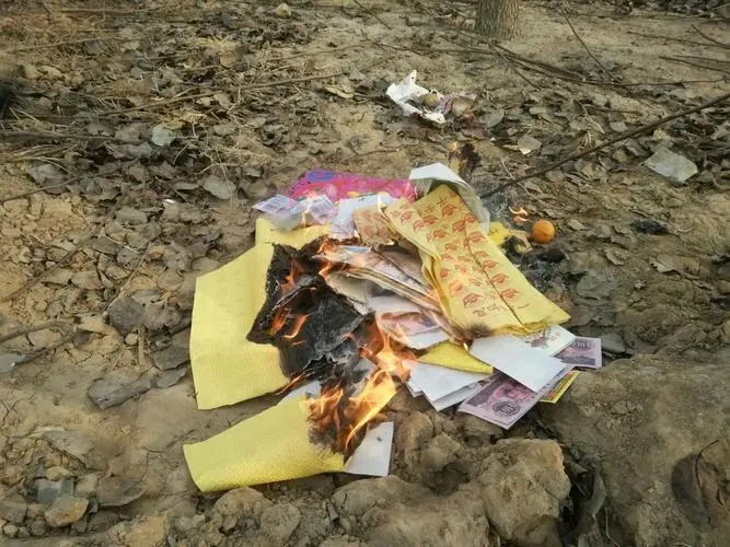 上坟烧纸必须注意的风水禁忌