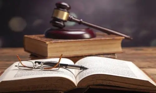 六爻测官非取象技巧