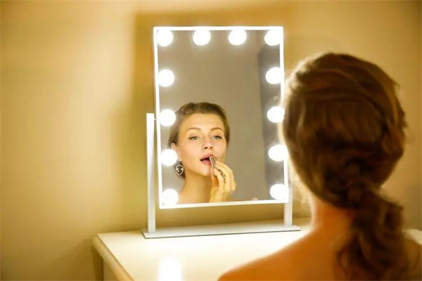 镜子放在哪个方位吉利（镜子放在哪里最旺财）