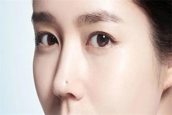 ​鼻梁上有一颗痣好吗