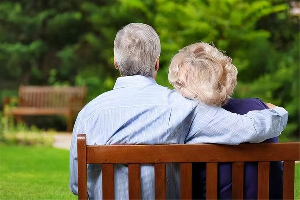 老来富贵的八字（老来富贵的八字特征）