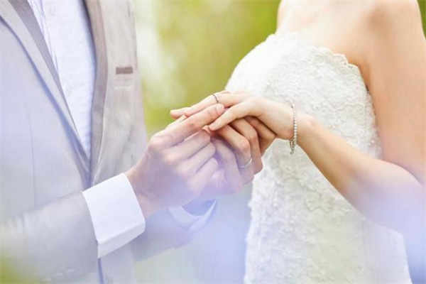 婚姻幸福的八字特征（婚姻幸福的八字特征身弱日支坐劫财）