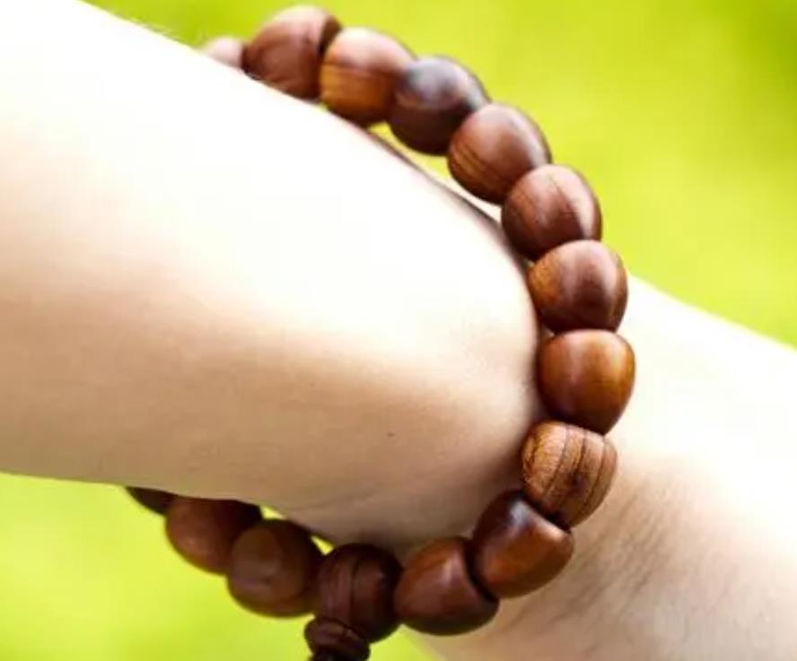 ​饿木命人适合佩戴什么