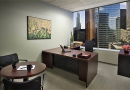 女性办公桌上摆放风水