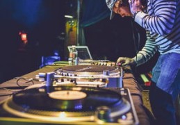 丙火命的女人特点（丙火命女生）