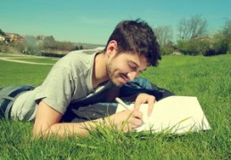 总是招老男人喜欢的女人八字（总是招老男人喜欢是什么原因）