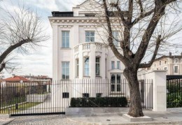 大门对着大树的风水好吗