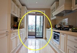 住宅厨房门对着阳台化解方法