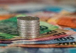 什么样的八字容易被骗钱（什么八字的人容易被骗）