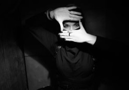 八字看有自虐倾向的人（自残的八字）