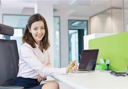 女性办公桌上开事业运布局风水