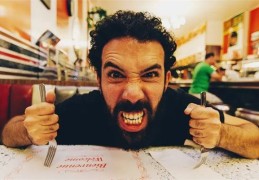 性格古怪的人的八字特点