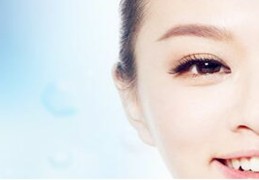 ​显年轻的女人八字